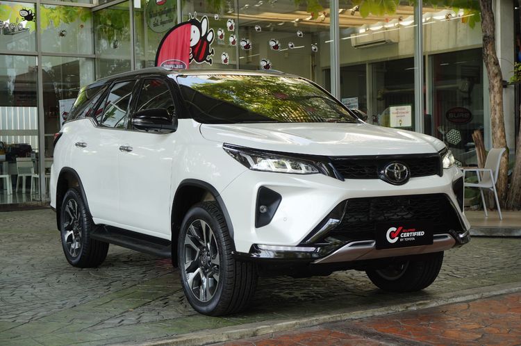 รถ Toyota Fortuner 2.4 Leader V 4WD สี ขาว
