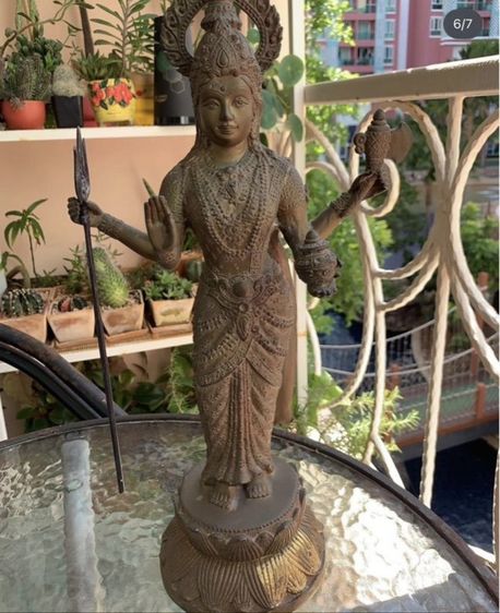 รูปปั้นทองเหลืองพระแม่อุมาเทวี