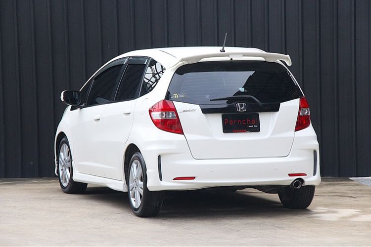 Honda Jazz 2013 1.5 SV i-VTEC Sedan เบนซิน ไม่ติดแก๊ส เกียร์อัตโนมัติ ขาว รูปที่ 4