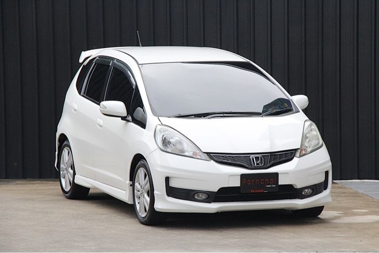 Honda Jazz 2013 1.5 SV i-VTEC Sedan เบนซิน ไม่ติดแก๊ส เกียร์อัตโนมัติ ขาว รูปที่ 2