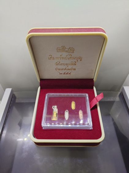 07765 พระพุทธเจ้าน้อย รุ่นเติมทรัพย์เติมบุญ เนื้อโลหะชุบสามกษัตริย์ วัดไทยลุมพินี ประเทศเนปาล ปี2545 พร้อมกล่องเดิม