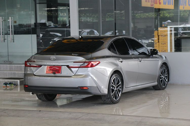 Toyota Camry 2024 2.5 HEV Premium Luxury Sedan ไฮบริด เกียร์อัตโนมัติ เทา รูปที่ 2