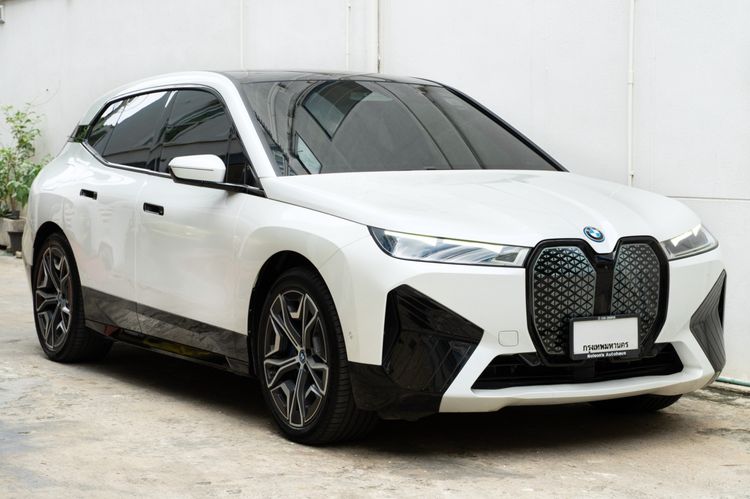 รถ BMW iX xDrive40 สี ขาว