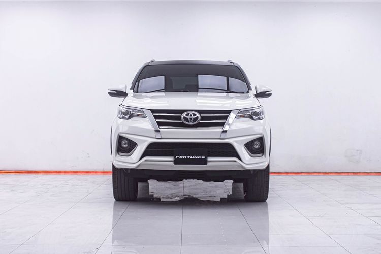 Toyota Fortuner 2017 2.8 TRD Sportivo 4WD Utility-car ดีเซล ไม่ติดแก๊ส เกียร์อัตโนมัติ ขาว รูปที่ 4