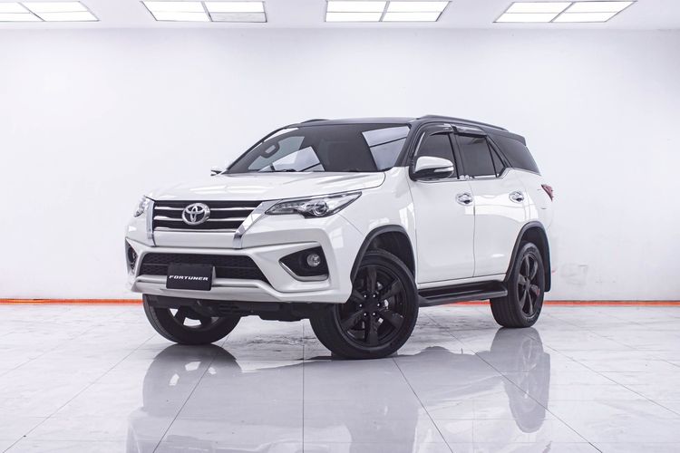 รถ Toyota Fortuner 2.8 TRD Sportivo 4WD สี ขาว
