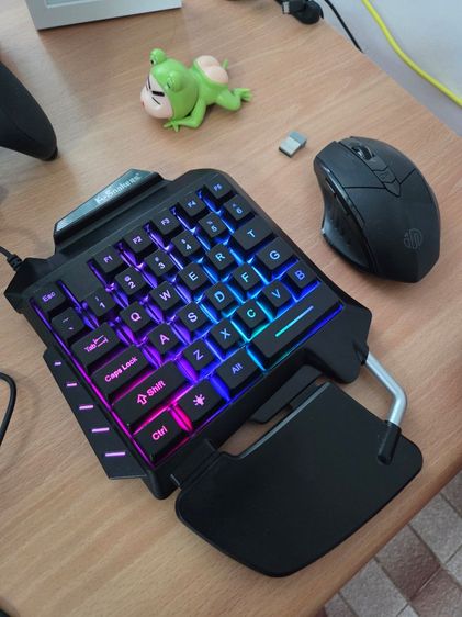 ขายคีย์บอร์ด มือเดียวใหม่มาก เเถม เมาส์ไร้สายฟรี