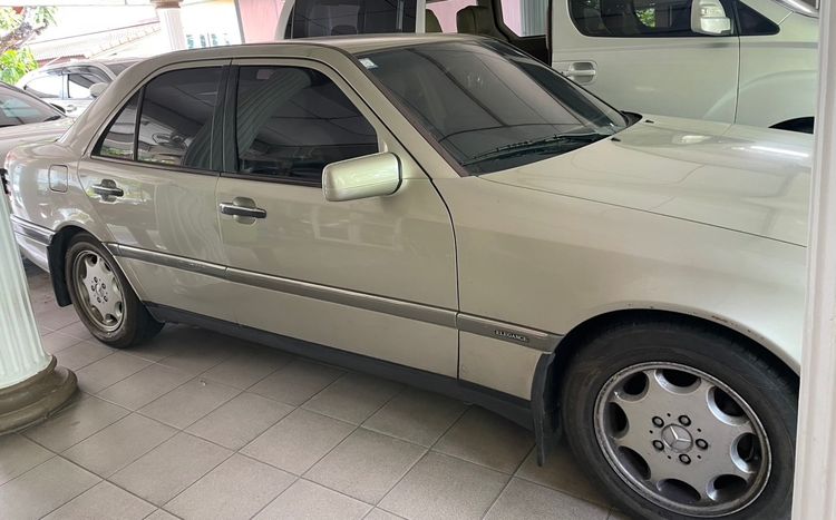 Mercedes-Benz C-Class 1997 C220 Sedan เบนซิน เกียร์อัตโนมัติ ทอง รูปที่ 2