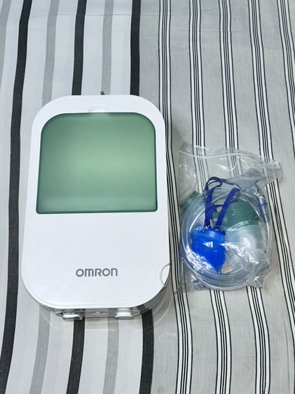 อุปกรณ์เพื่อสุขภาพ ครื่องพ่นละอองยา Omron DuoBaby (รุ่น NE-C301-E)เป็นเครื่องพ่นยาแบบคอมเพรสเซอร์ 2-in-1 ที่มาพร้อมกับอุปกรณ์ดูดน้ำมูกในตัวเหมาะสำหรับการรักษาโรคระบบทางเดินหายใจส่วนบนแ
