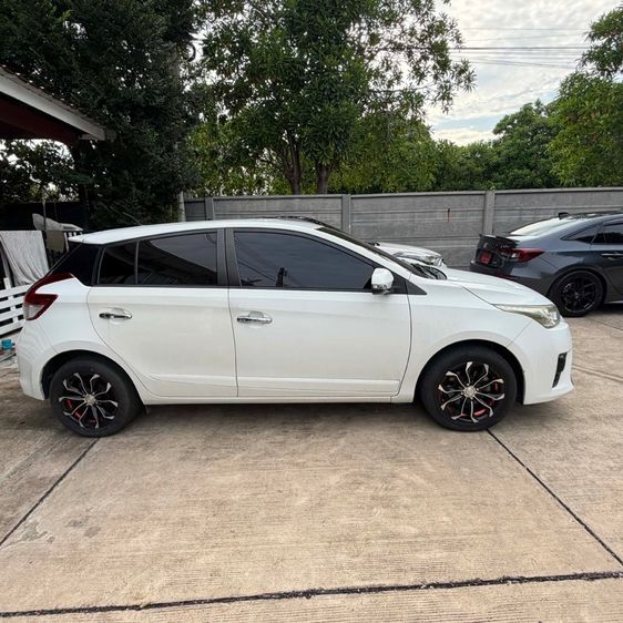 รถ Toyota Yaris 1.2 G สี ขาว