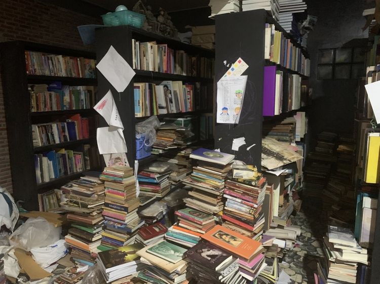 ขายเหมาหนังสือเก่าแนวประวัติศาสตร์ ศาสนา วรรณกรรม ศิลปกรรม อนุสรณ์งานศพ ฯลฯ กว่าพันเล่ม
