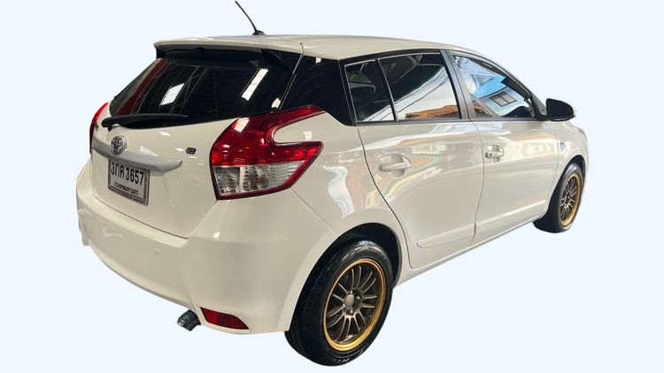 รถ Toyota Yaris 1.2 E สี ขาว
