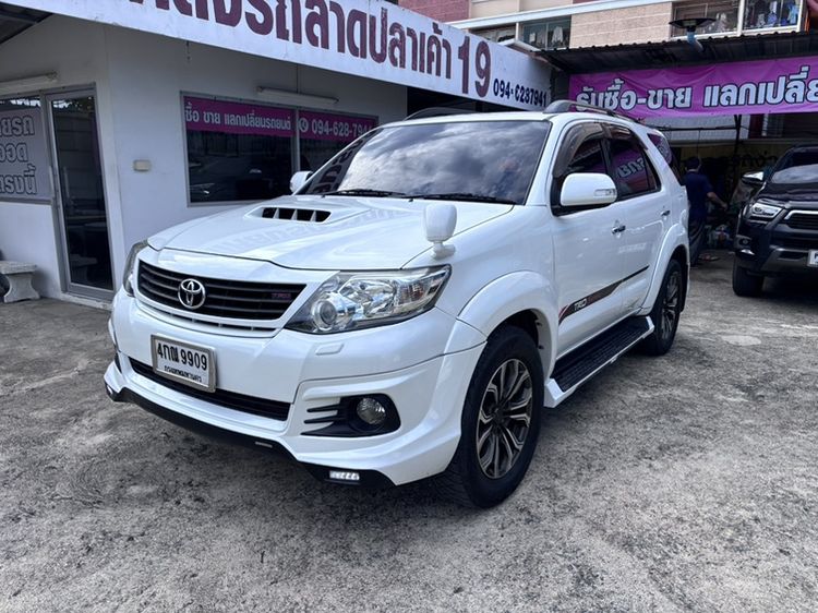 รถ Toyota Fortuner 3.0 V 4WD TRD Sportivo Champ Midnight Shine สี ขาว