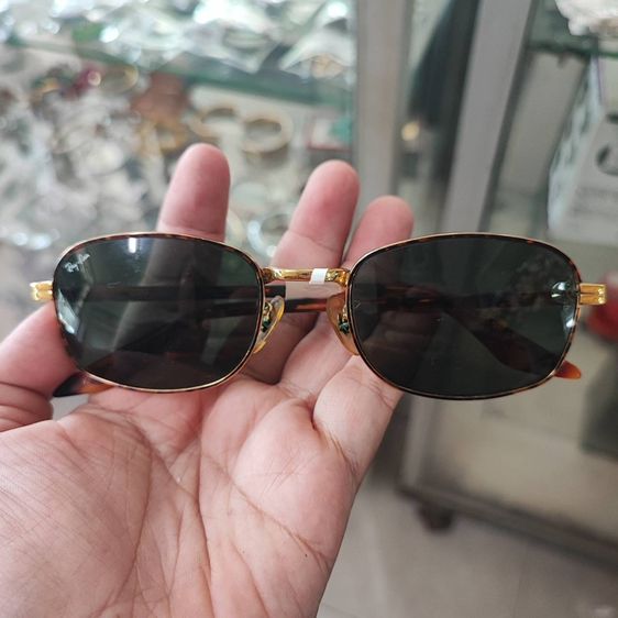 แว่นตากันแดด แว่นกันแดดนี้คือ Ray-Ban รุ่นวินเทจ W2190