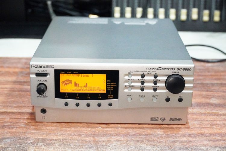 Roland SC-8850 (JAPAN) ซาวด์คาราโอเกะ ตัวนี้ให้เสียงดนตรีใส ละเอียด คมมาก ต่อคอมเล่นกับโปรแกรมคาราโอเกะ มีพอร์ต MIDI และ USB