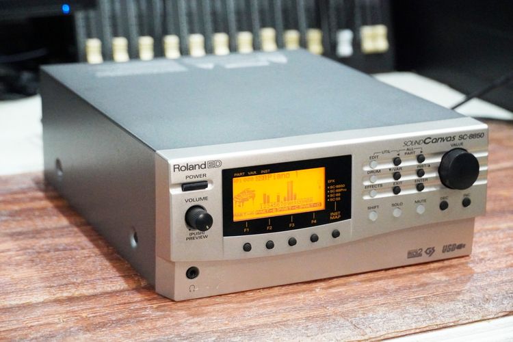 Roland SC-8850 (JAPAN) ซาวด์คาราโอเกะ ตัวนี้ให้เสียงดนตรีใส ละเอียด คมมาก ต่อคอมเล่นกับโปรแกรมคาราโอเกะ มีพอร์ต MIDI และ USB รูปที่ 4