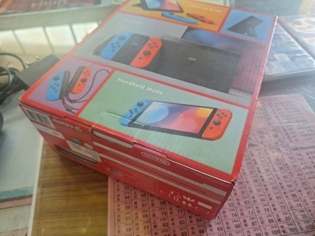 เกมส์นินเทนโด และอุปกรณ์ เชื่อมต่อไร้สายได้ ขายเครื่องเกม Nintendo switch oled อุปกรณ์ ครบชุด แถมเกม 3 แผ่น