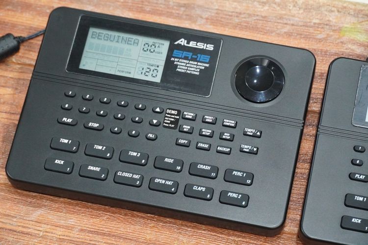 ALESIS SR-16 (24 bit) ริทึ่มบอกซ์กลอง สวยเหมือนใหม่ มีจังหวะไทย ต่อได้ 2 ฟุต กดฟิลส่งได้  รูปที่ 3