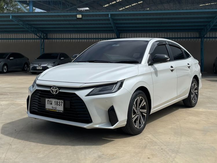 รถ Toyota Yaris ATIV 1.2 Premium Luxury สี ขาว