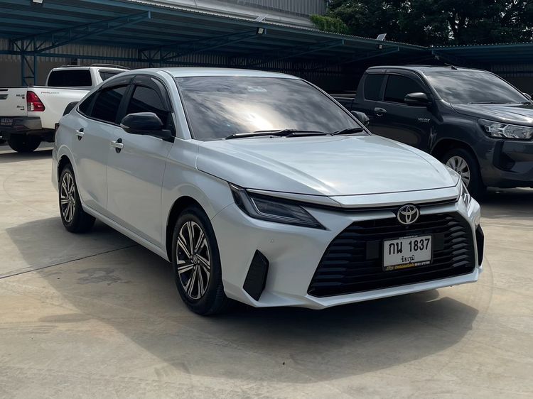 Toyota Yaris ATIV 2024 1.2 Premium Luxury Sedan เบนซิน ไม่ติดแก๊ส เกียร์อัตโนมัติ ขาว รูปที่ 3