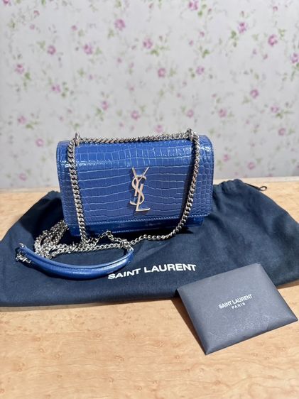 หนังแท้ หญิง ฟ้า กระเป๋า  YSL สวย ใหม่ค่ะ