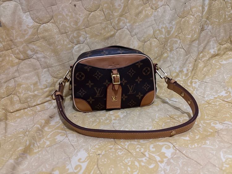 กระเป๋า าะพาย LV