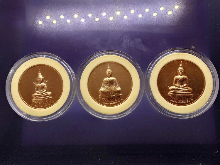 เหรียญพระแก้วมรกต ครบชุด ทรงเครื่อง 3 ฤดู หลัง ภปร ที่ระลึก75 พรรษาในหลวง ปี2545 พร้อมบรรจุกล่อง รูปที่ 4