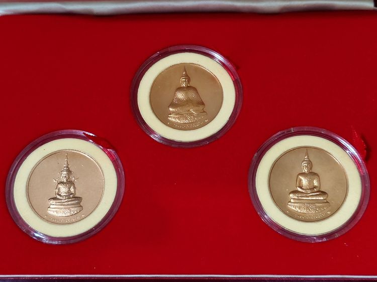 เหรียญพระแก้วมรกต ครบชุด ทรงเครื่อง 3 ฤดู หลัง ภปร ที่ระลึก75 พรรษาในหลวง ปี2545 พร้อมบรรจุกล่อง รูปที่ 3