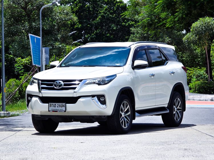 รถ Toyota Fortuner 2.4 V สี ขาว