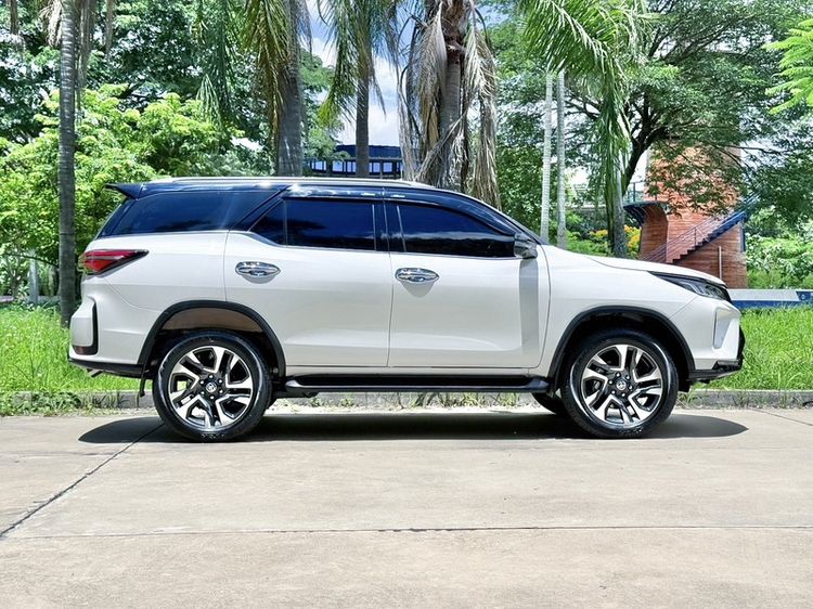 รถ Toyota Fortuner 2.4 Legender Black Top สี ขาว