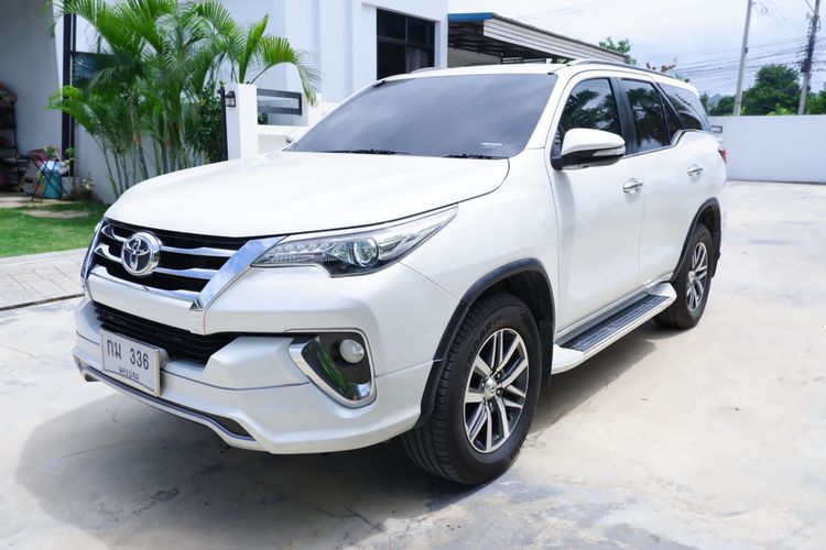 รถ Toyota Fortuner 2.4 V สี ขาว
