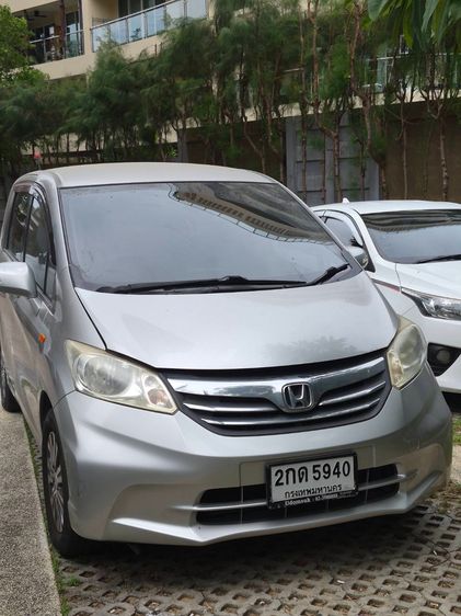 รถ Honda Freed 1.5 E สี บรอนซ์เงิน