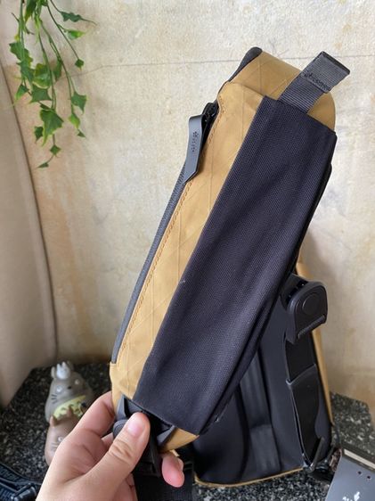 Alpaka Metro Crossbody รุ่น X-Pac 7.5L (แบบสายสะพายไหล่ซ้าย) สี Coyote Brown จัดส่งฟรี, มีของแถมให้, และมีนัดรับ รูปที่ 3