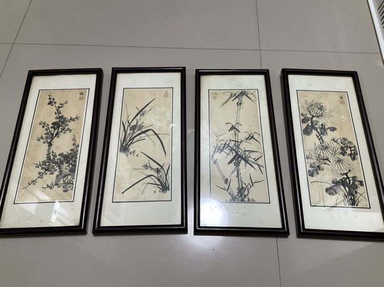 ชุดภาพวาดพู่กันจีนโบราณสี่ฤดูมงคลในกรอบกระจก สำหรับตกแต่งบ้านเพื่อเสริมฮวงจุ้ย องค์ประกอบ: เป็นภาพวาดพู่กันจีน "เหมย หลัน จู๋ จวี๋" (梅蘭竹菊)