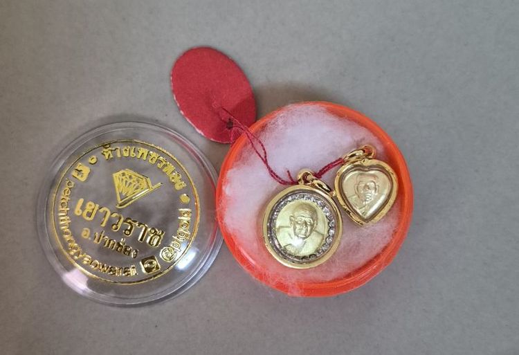 ขายคู่กันนะคะจี้สร้อยพระหุ้มทอง100 จากร้านทองไม่แยกขาย ของใหม่ซื้อมา2,600 ขายต่อ