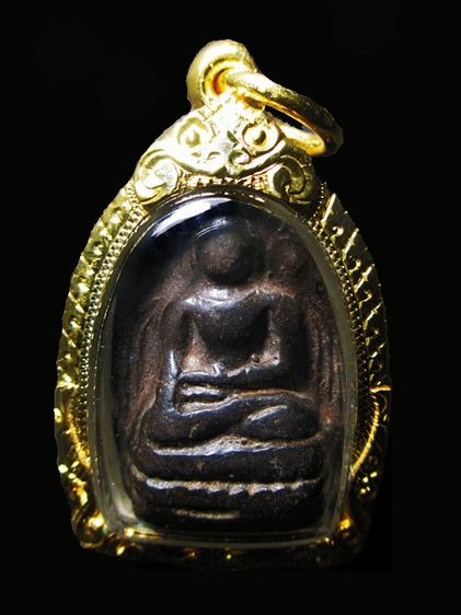 พระคงดำ ลำพูน  เลี่ยมเงินชุบทอง บิ่นเดิม ตามสภาพ ราคา8500บาท  สนใจโทร 083-0331090ทศ