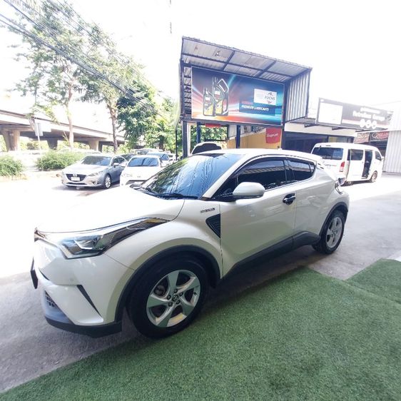 Toyota C-HR 2018 1.8 HV Mid Sedan ไฮบริด เกียร์อัตโนมัติ ขาว รูปที่ 3