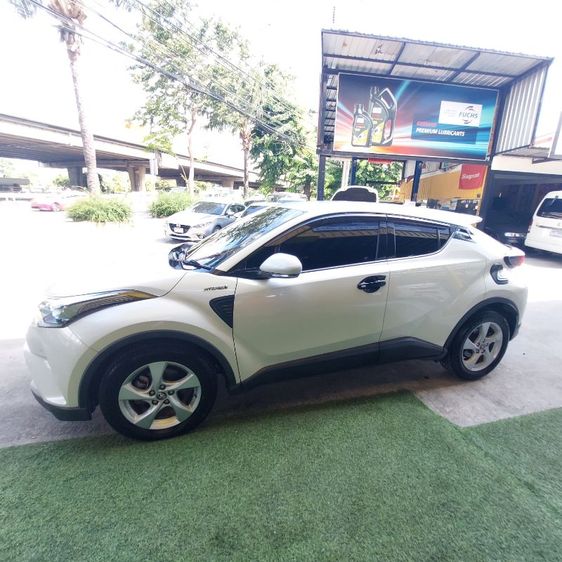 Toyota C-HR 2018 1.8 HV Mid Sedan ไฮบริด เกียร์อัตโนมัติ ขาว รูปที่ 4