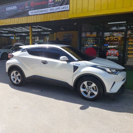 รถ Toyota C-HR 1.8 HV Mid สี ขาว
