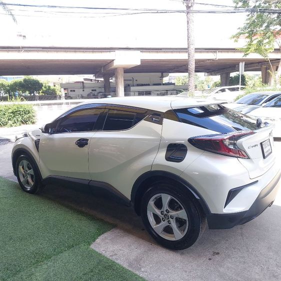 Toyota C-HR 2018 1.8 HV Mid Sedan ไฮบริด เกียร์อัตโนมัติ ขาว รูปที่ 2