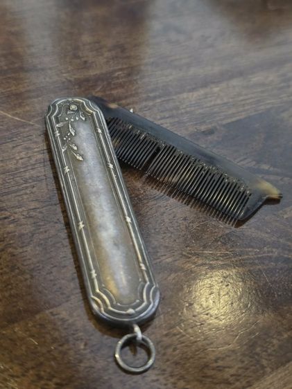 หวีพกพาโบราณ (Antique Pocket Comb) ปลอกเงินแท้ ลวดลายดอกไม้หรือเถาวัลย์สไตล์อาร์ตนูโว รูปที่ 10