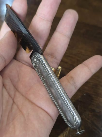 หวีพกพาโบราณ (Antique Pocket Comb) ปลอกเงินแท้ ลวดลายดอกไม้หรือเถาวัลย์สไตล์อาร์ตนูโว รูปที่ 13