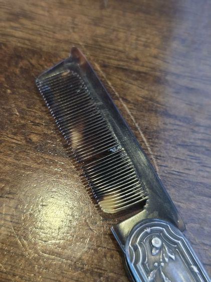 หวีพกพาโบราณ (Antique Pocket Comb) ปลอกเงินแท้ ลวดลายดอกไม้หรือเถาวัลย์สไตล์อาร์ตนูโว รูปที่ 12