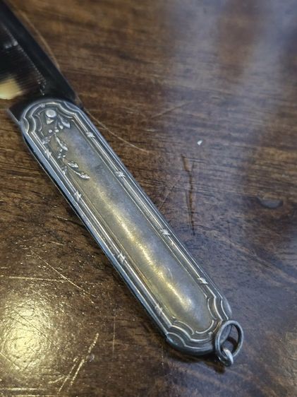 หวีพกพาโบราณ (Antique Pocket Comb) ปลอกเงินแท้ ลวดลายดอกไม้หรือเถาวัลย์สไตล์อาร์ตนูโว รูปที่ 14