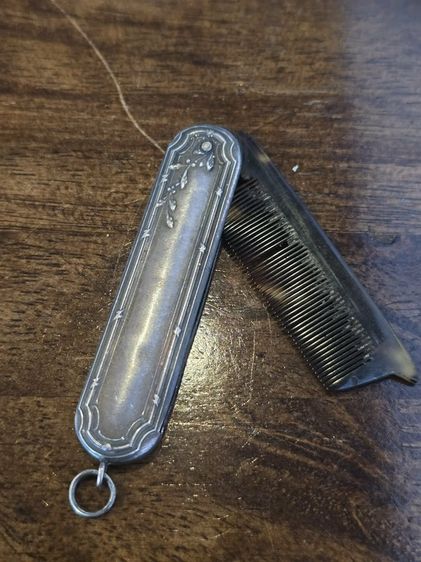 หวีพกพาโบราณ (Antique Pocket Comb) ปลอกเงินแท้ ลวดลายดอกไม้หรือเถาวัลย์สไตล์อาร์ตนูโว รูปที่ 9