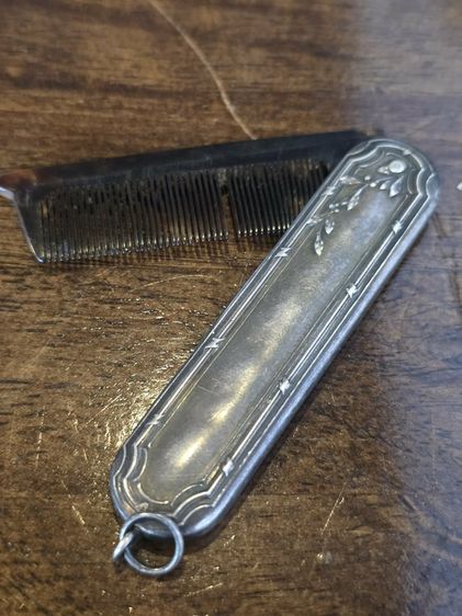 หวีพกพาโบราณ (Antique Pocket Comb) ปลอกเงินแท้ ลวดลายดอกไม้หรือเถาวัลย์สไตล์อาร์ตนูโว รูปที่ 2