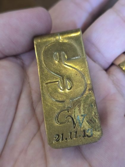 ที่หนีบเงิน (Money Clip) ทำจากทองเหลือง ออกแบบเป็นรูปสัญลักษณ์เงินดอลลาร์