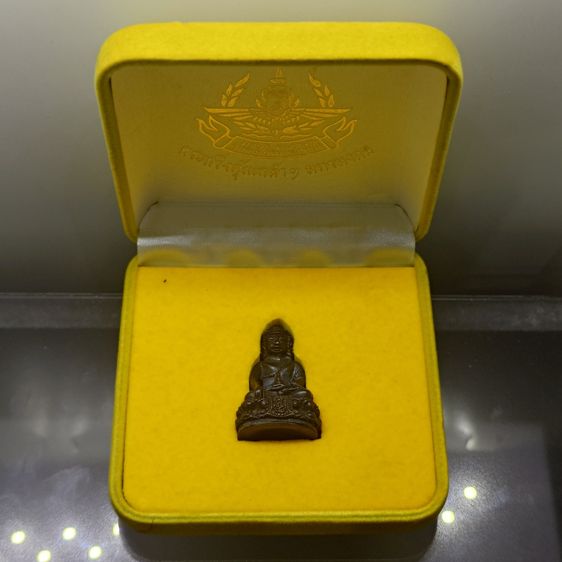 พระกริ่งคุ้มเกล้า (กริ่งศิรากาศ หน้าจีน ก้นถ้วย) เนื้อนวะโลหะ หายาก พ.ศ.2524 พร้อมกล่อง หายาก