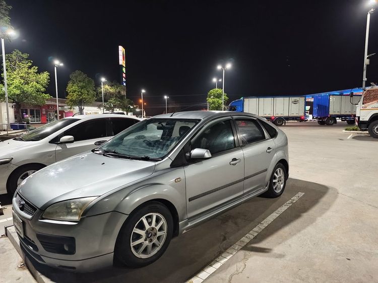 รถ Ford Focus 1.8 Ghia สี บรอนซ์เงิน