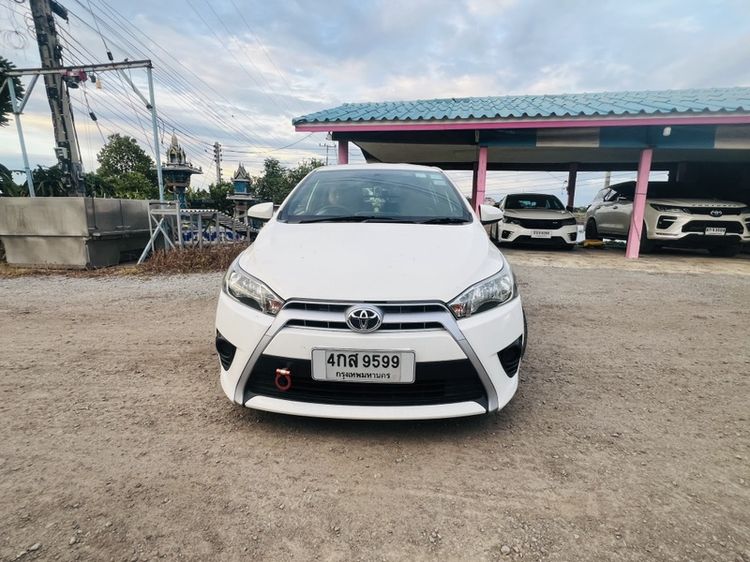 รถ Toyota Yaris 1.2 E สี ขาว