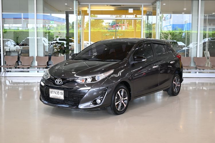 รถ Toyota Yaris ATIV 1.2 G สี เทา